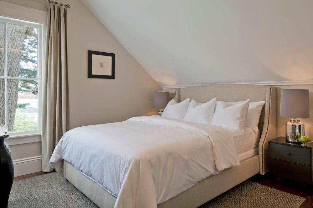 King Guestroom at Blue Door Inn