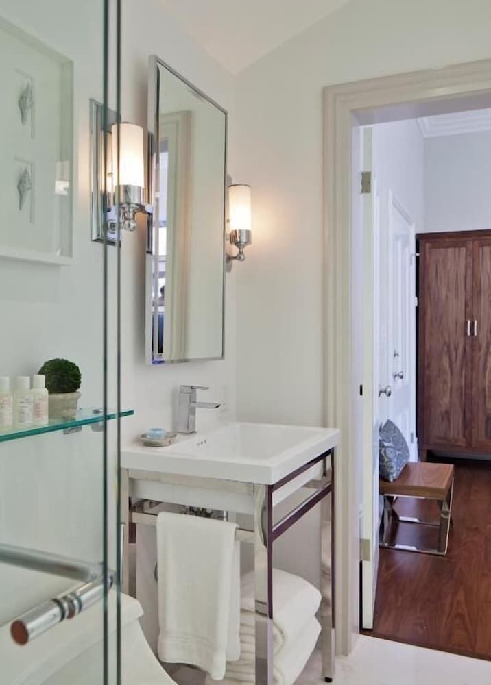 Queen Guestroom at Blue Door Inn