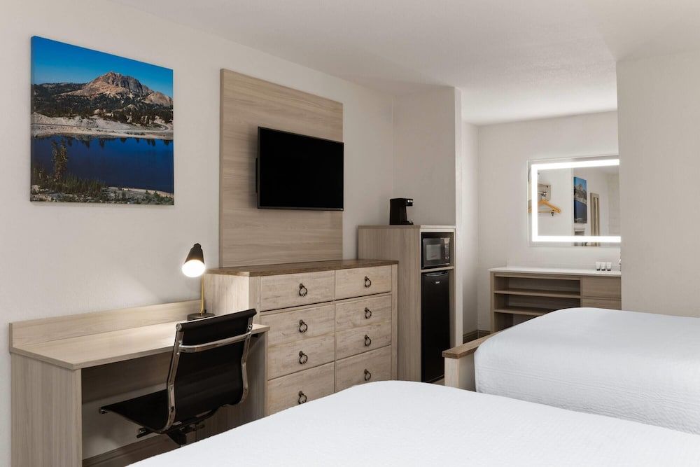 Baymont by Wyndham Susanville Room, 2 Double Beds, Non Smoking 3