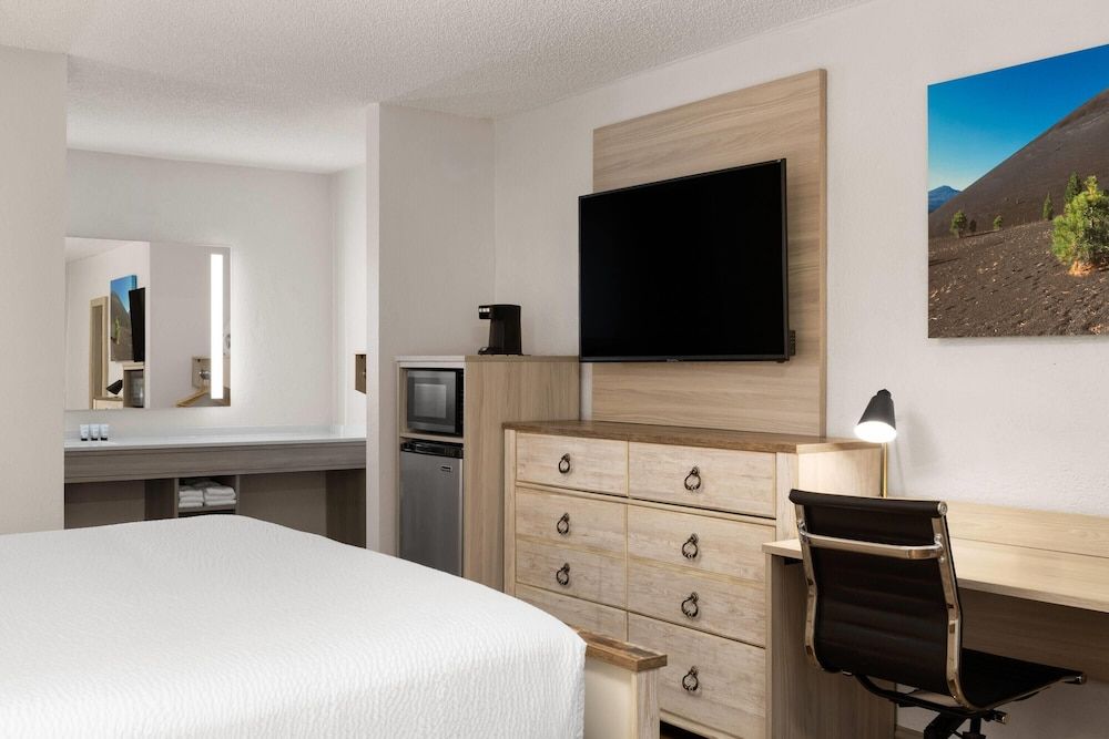 Baymont by Wyndham Susanville Room, 1 King Bed, Accessible, Non Smoking (Mobility/hearing, Roll-in Shower) 2