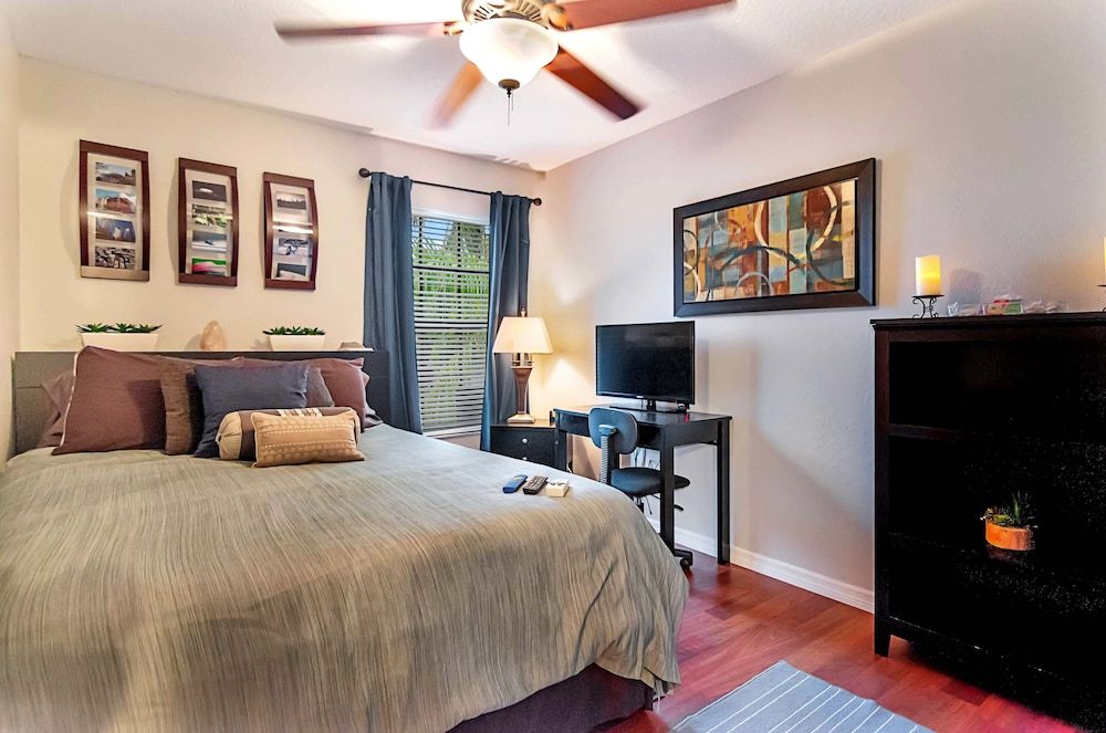 Urban Oasis W/hot Tub, Heated Pool And Private Movie Theater 2 Bedroom Home by RedAwning House, 2 Bedrooms