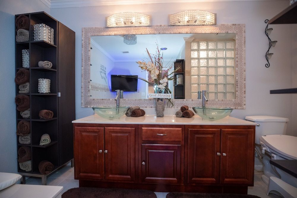 Urban Oasis W/hot Tub, Heated Pool And Private Movie Theater 2 Bedroom Home by RedAwning House, 2 Bedrooms 14