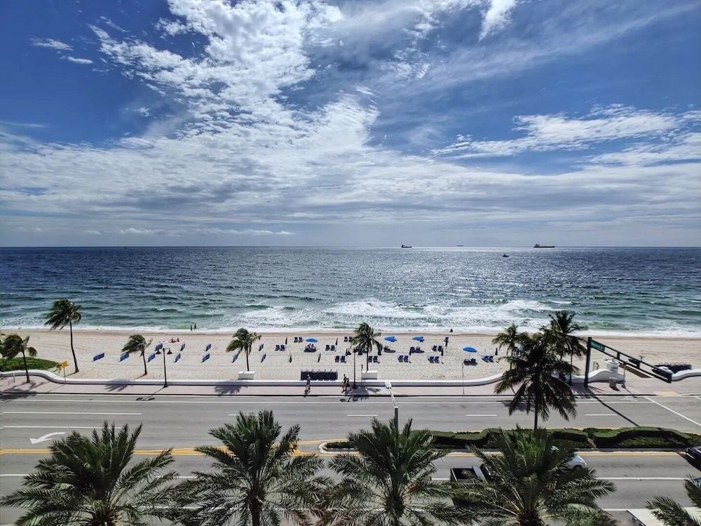 W Residences 2 Bedroom Suite 2 Condo by RedAwning Condo, 2 Bedrooms 40