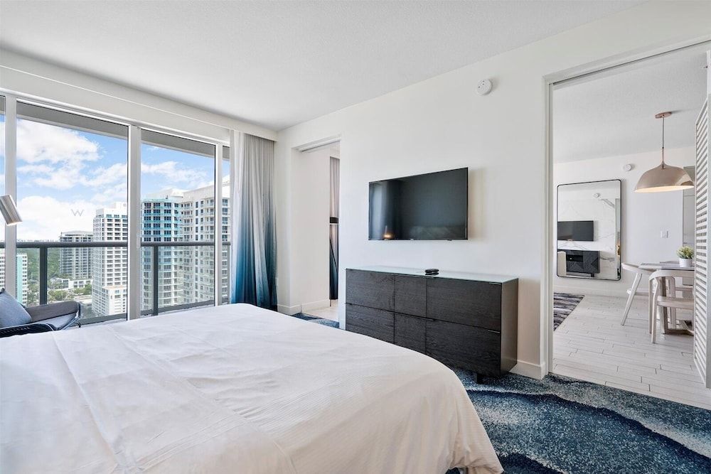 W Residences 2 Bedroom Suite 2 Condo by RedAwning Condo, 2 Bedrooms 5