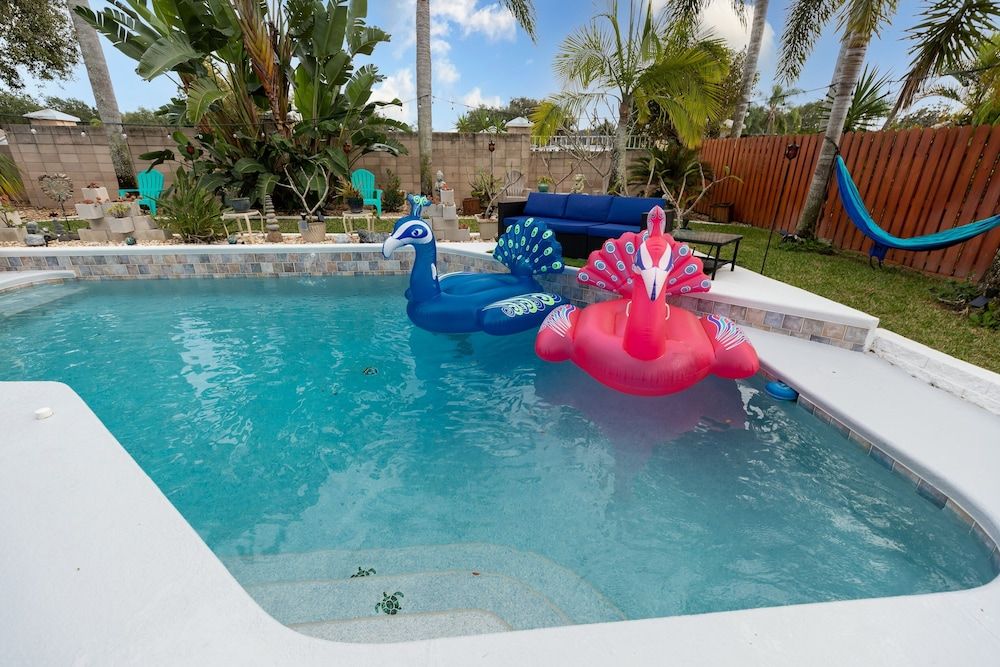 Gorgeous Urban Oasis W/hot Tub, Heated Pool And Private Movie Theater 3 Bedroom Home by RedAwning House, 3 Bedrooms 38