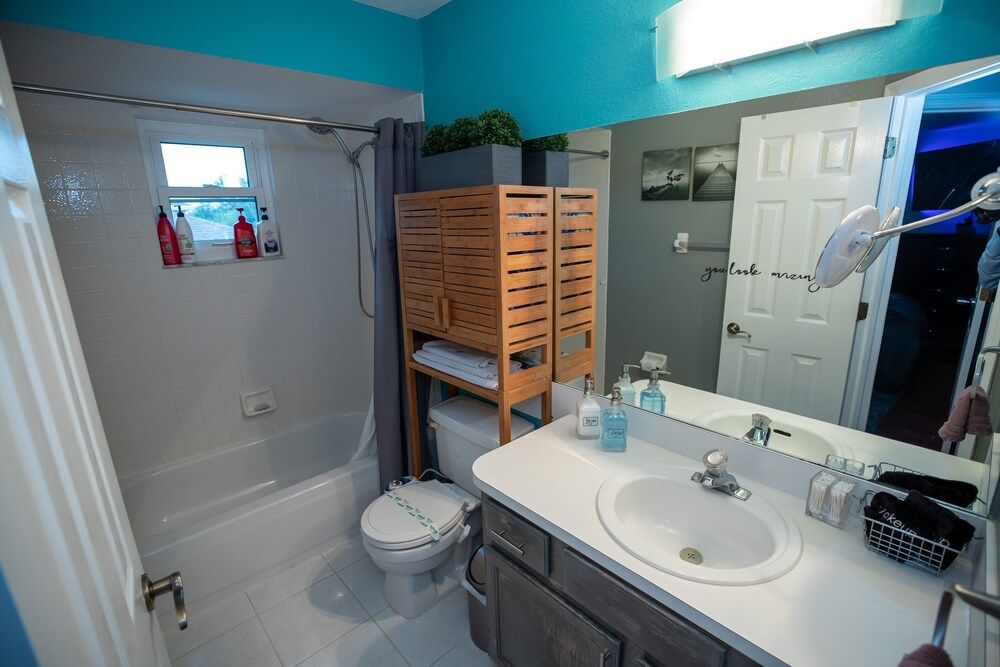 Gorgeous Urban Oasis W/hot Tub, Heated Pool And Private Movie Theater 3 Bedroom Home by RedAwning House, 3 Bedrooms 25