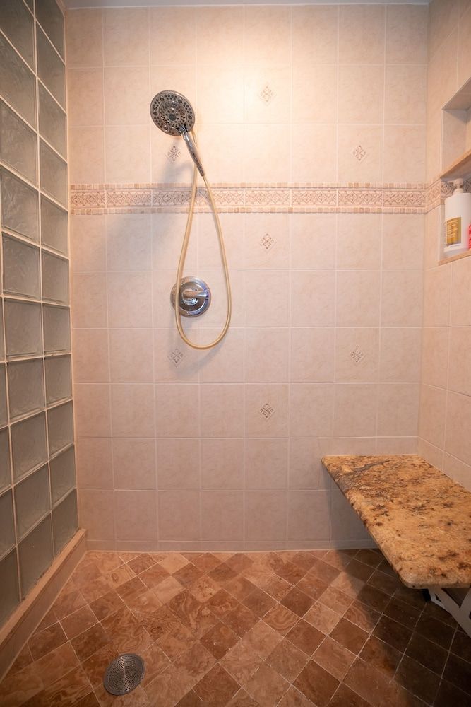 Gorgeous Urban Oasis W/hot Tub, Heated Pool And Private Movie Theater 3 Bedroom Home by RedAwning House, 3 Bedrooms 34