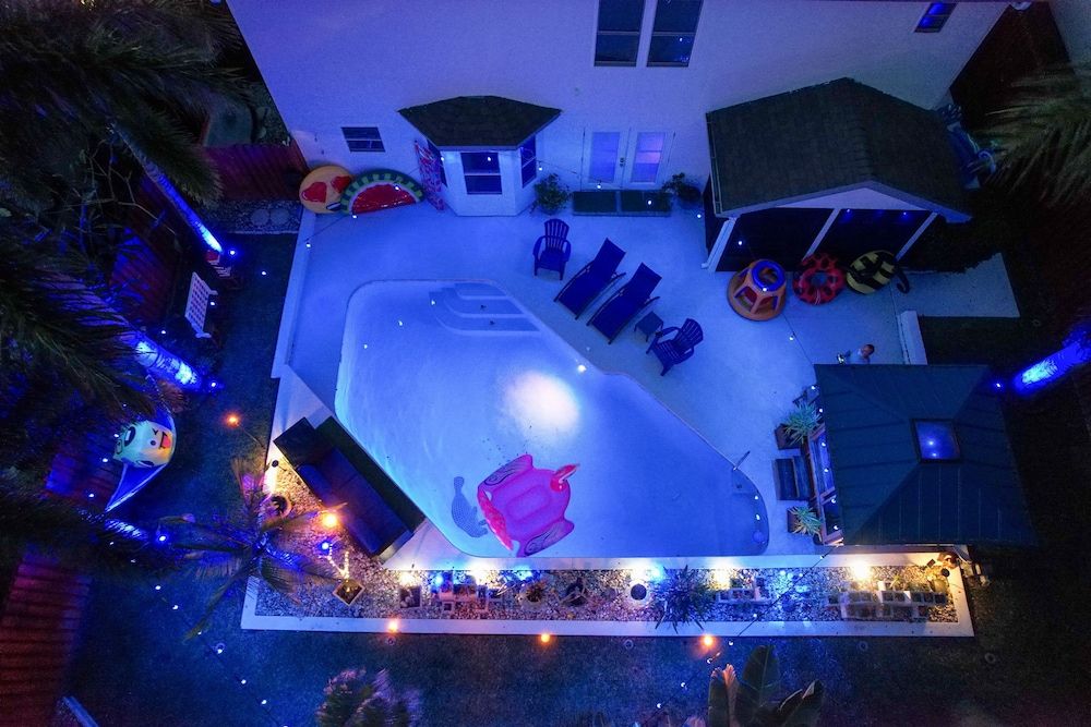 Gorgeous Urban Oasis W/hot Tub, Heated Pool And Private Movie Theater 3 Bedroom Home by RedAwning House, 3 Bedrooms 45