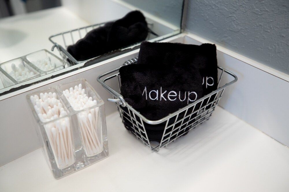 Gorgeous Urban Oasis W/hot Tub, Heated Pool And Private Movie Theater 3 Bedroom Home by RedAwning House, 3 Bedrooms 26