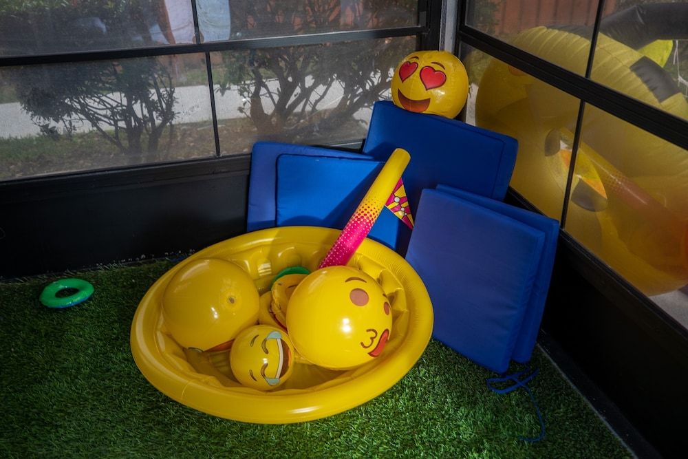 Gorgeous Urban Oasis W/hot Tub, Heated Pool And Private Movie Theater 3 Bedroom Home by RedAwning House, 3 Bedrooms 55