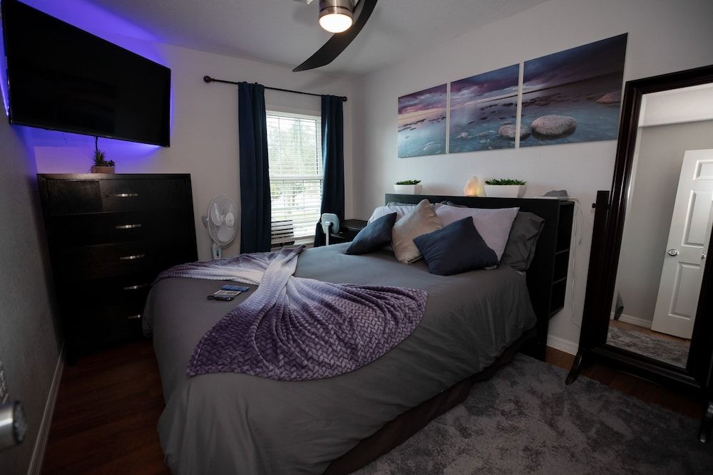 Gorgeous Urban Oasis W/hot Tub, Heated Pool And Private Movie Theater 3 Bedroom Home by RedAwning House, 3 Bedrooms 7