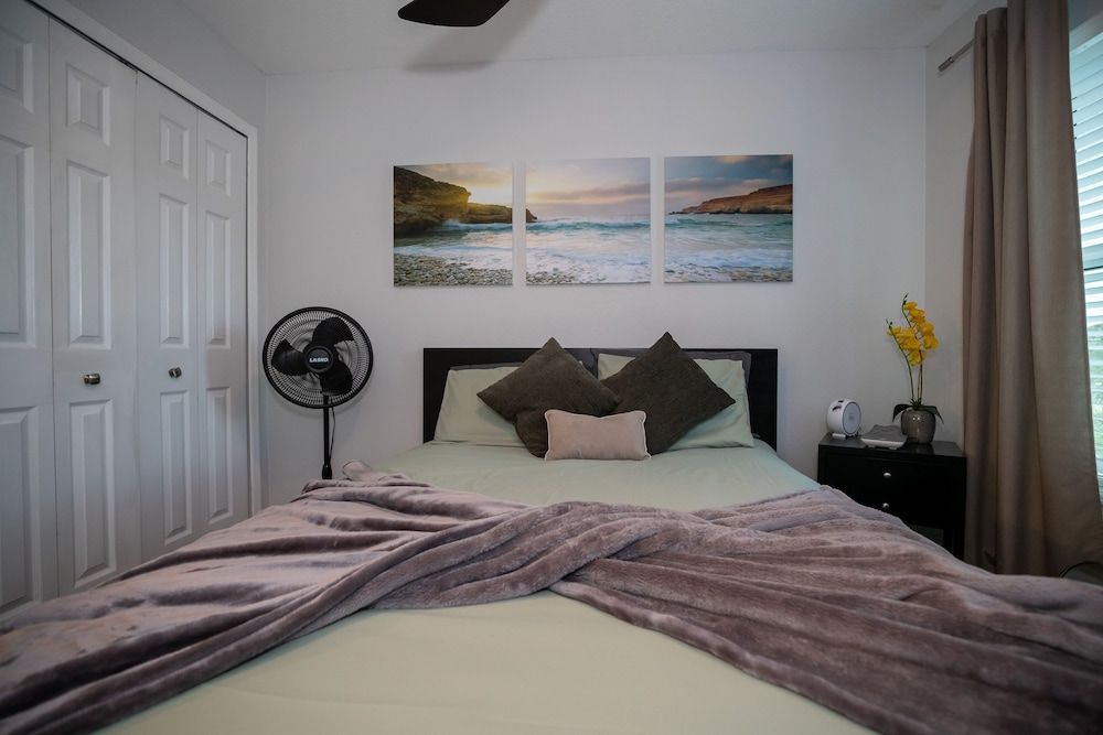 Gorgeous Urban Oasis W/hot Tub, Heated Pool And Private Movie Theater 3 Bedroom Home by RedAwning House, 3 Bedrooms 6