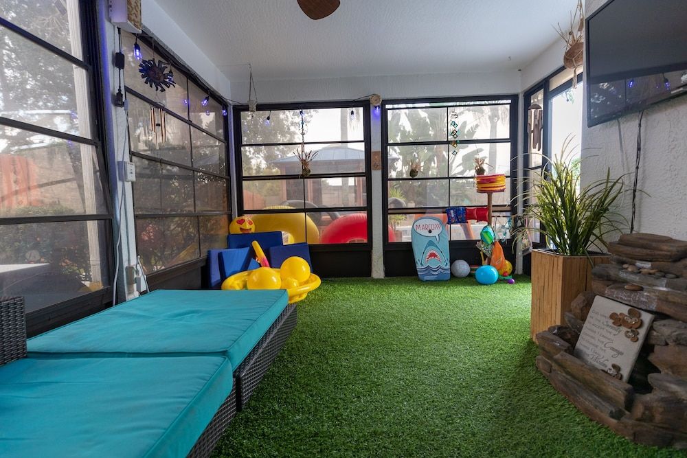 Gorgeous Urban Oasis W/hot Tub, Heated Pool And Private Movie Theater 3 Bedroom Home by RedAwning House, 3 Bedrooms 53