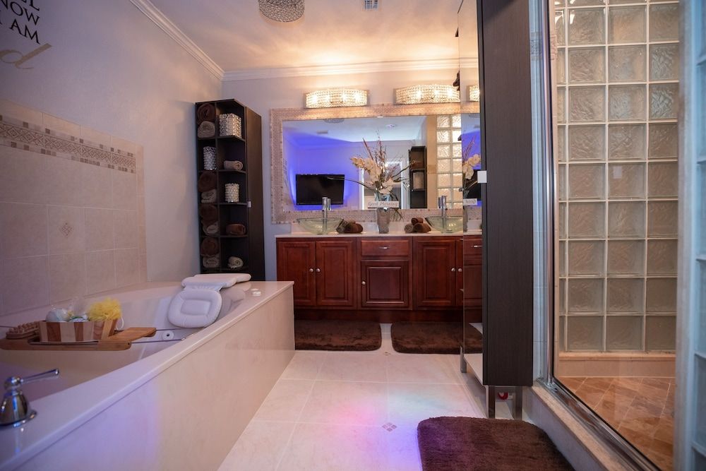 Gorgeous Urban Oasis W/hot Tub, Heated Pool And Private Movie Theater 3 Bedroom Home by RedAwning House, 3 Bedrooms 28