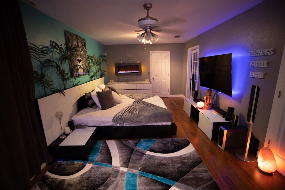 Gorgeous Urban Oasis W/hot Tub, Heated Pool And Private Movie Theater 3 Bedroom Home by RedAwning House, 3 Bedrooms 13