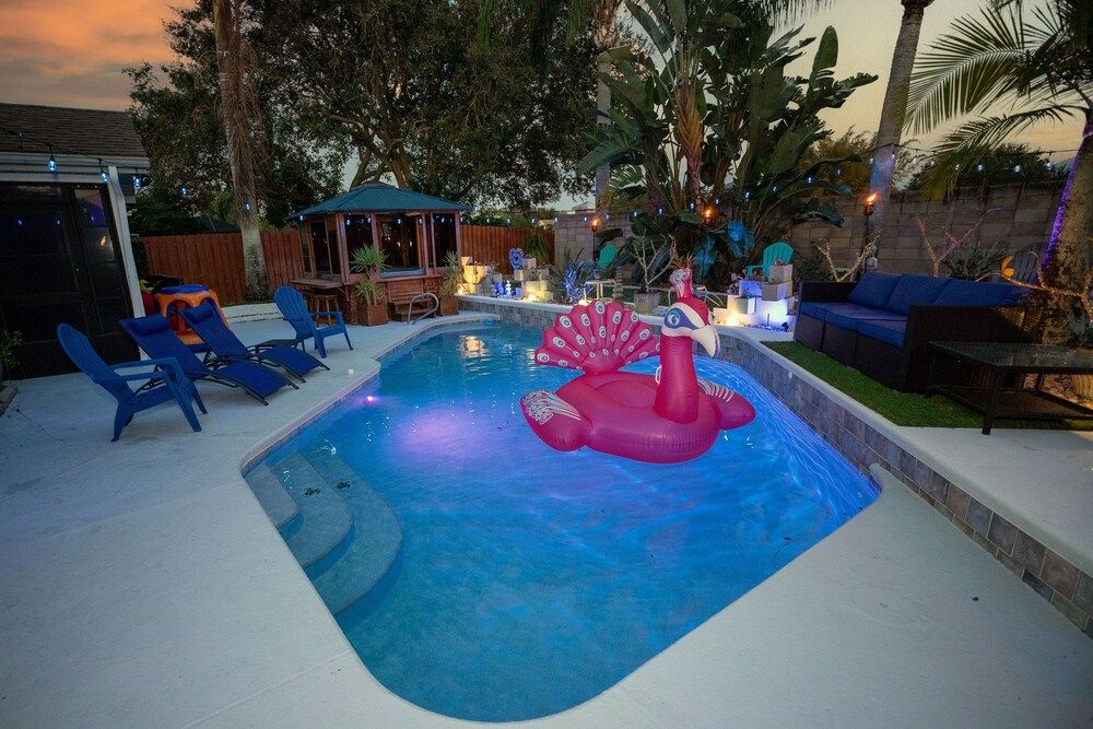 Gorgeous Urban Oasis W/hot Tub, Heated Pool And Private Movie Theater 3 Bedroom Home by RedAwning House, 3 Bedrooms 41