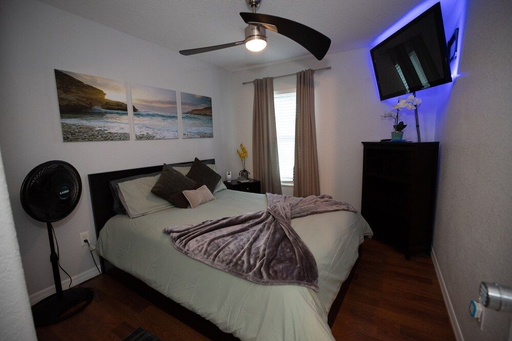 Gorgeous Urban Oasis W/hot Tub, Heated Pool And Private Movie Theater 3 Bedroom Home by RedAwning House, 3 Bedrooms 5