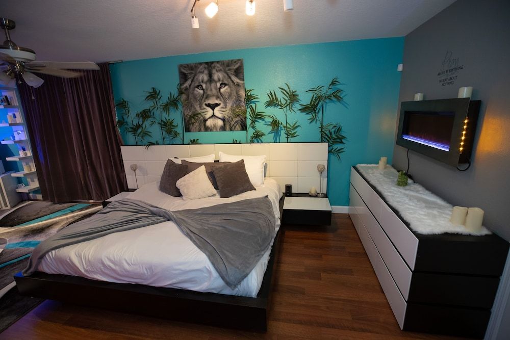 Gorgeous Urban Oasis W/hot Tub, Heated Pool And Private Movie Theater 3 Bedroom Home by RedAwning House, 3 Bedrooms 11