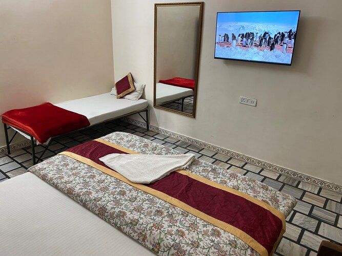 Hotel Vacation SuperDeluxe queen Bedroom 4