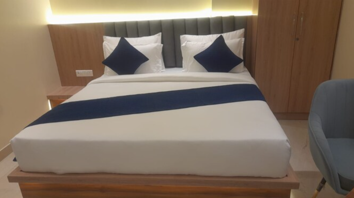 The Prominence Hotel, Restaurant & Bar Deluxe Room 2