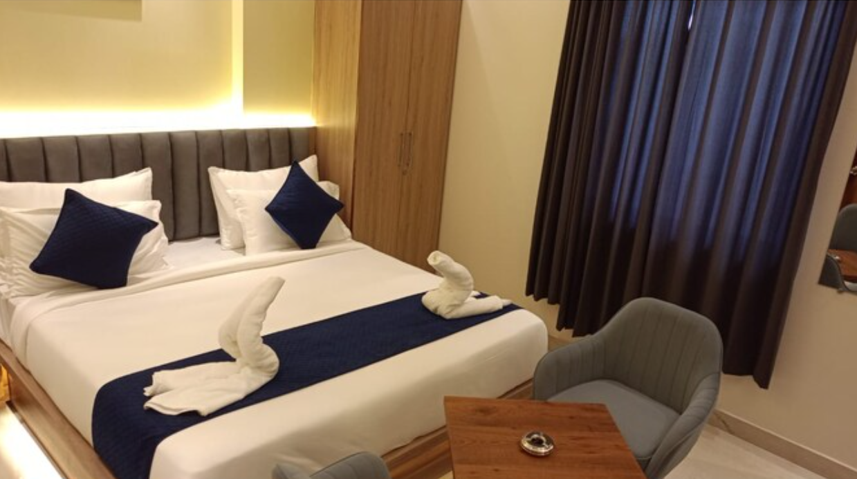 The Prominence Hotel, Restaurant & Bar Deluxe Room 4