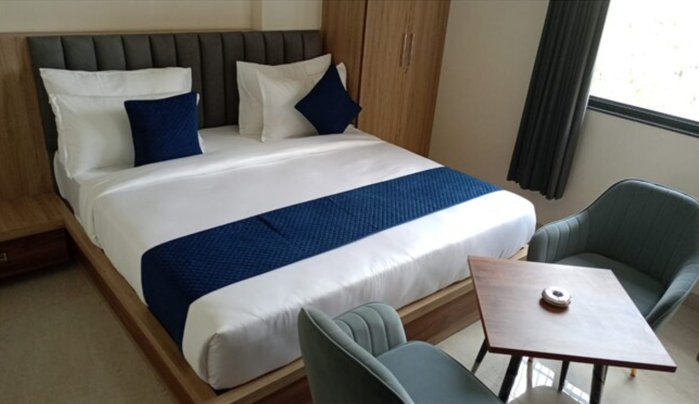 The Prominence Hotel, Restaurant & Bar Deluxe Room 3