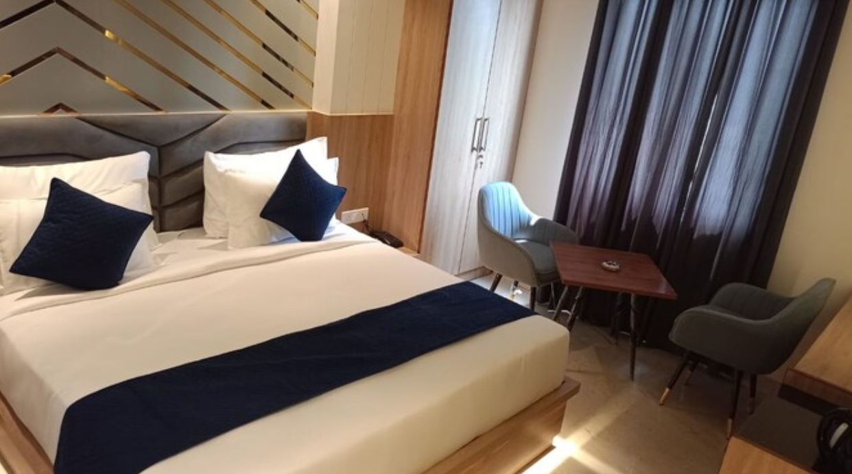 The Prominence Hotel, Restaurant & Bar Deluxe Room