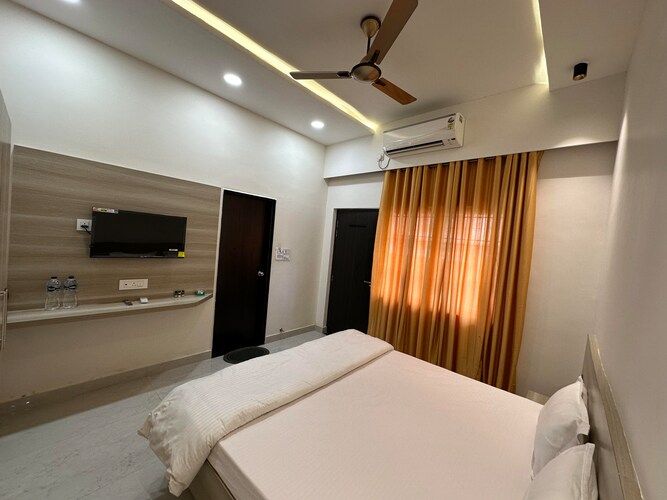 LOG INN BANARAS STANDARD ROOM KING SIZE BED 7