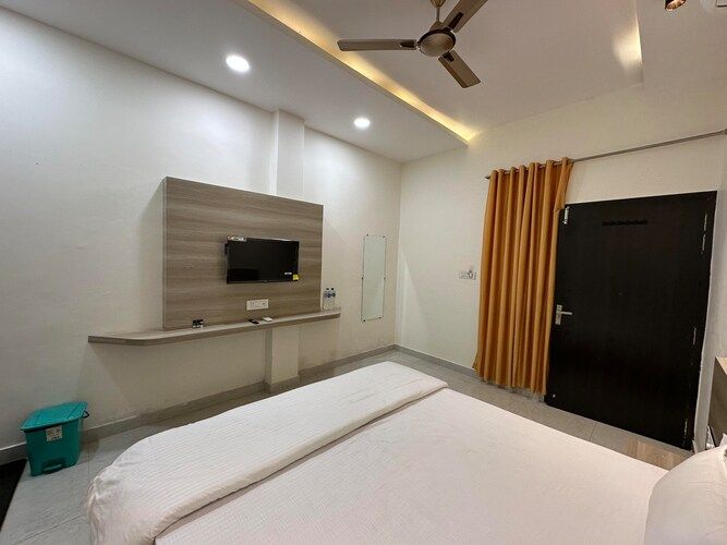 DELUXE KING SIZE ROOM