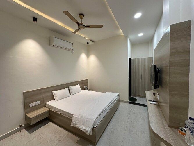 DELUXE KING SIZE ROOM