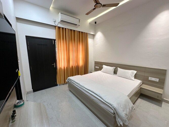 LOG INN BANARAS STANDARD ROOM KING SIZE BED 12