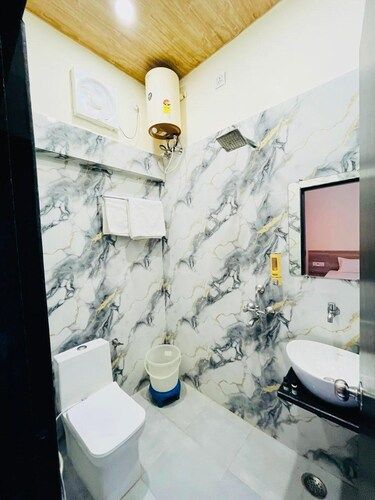 LOG INN BANARAS STANDARD ROOM KING SIZE BED 14