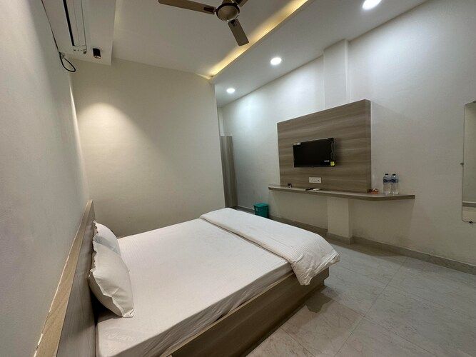 DELUXE KING SIZE ROOM