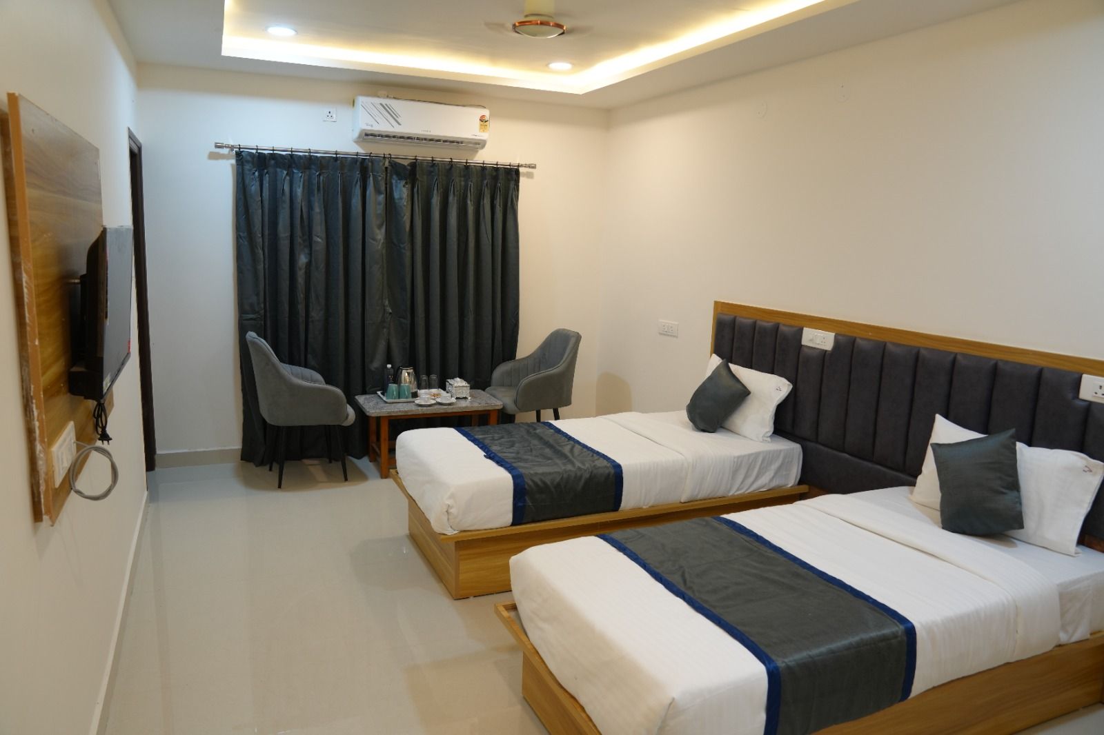 Twin Bed Room