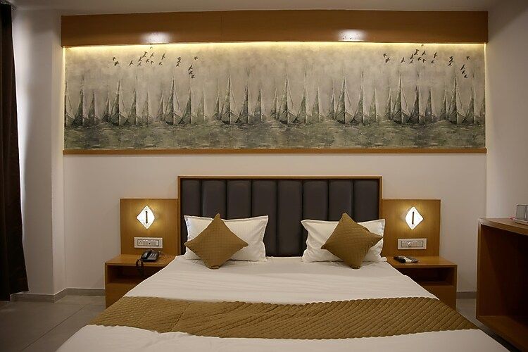 Deluxe Double Bed AC Room