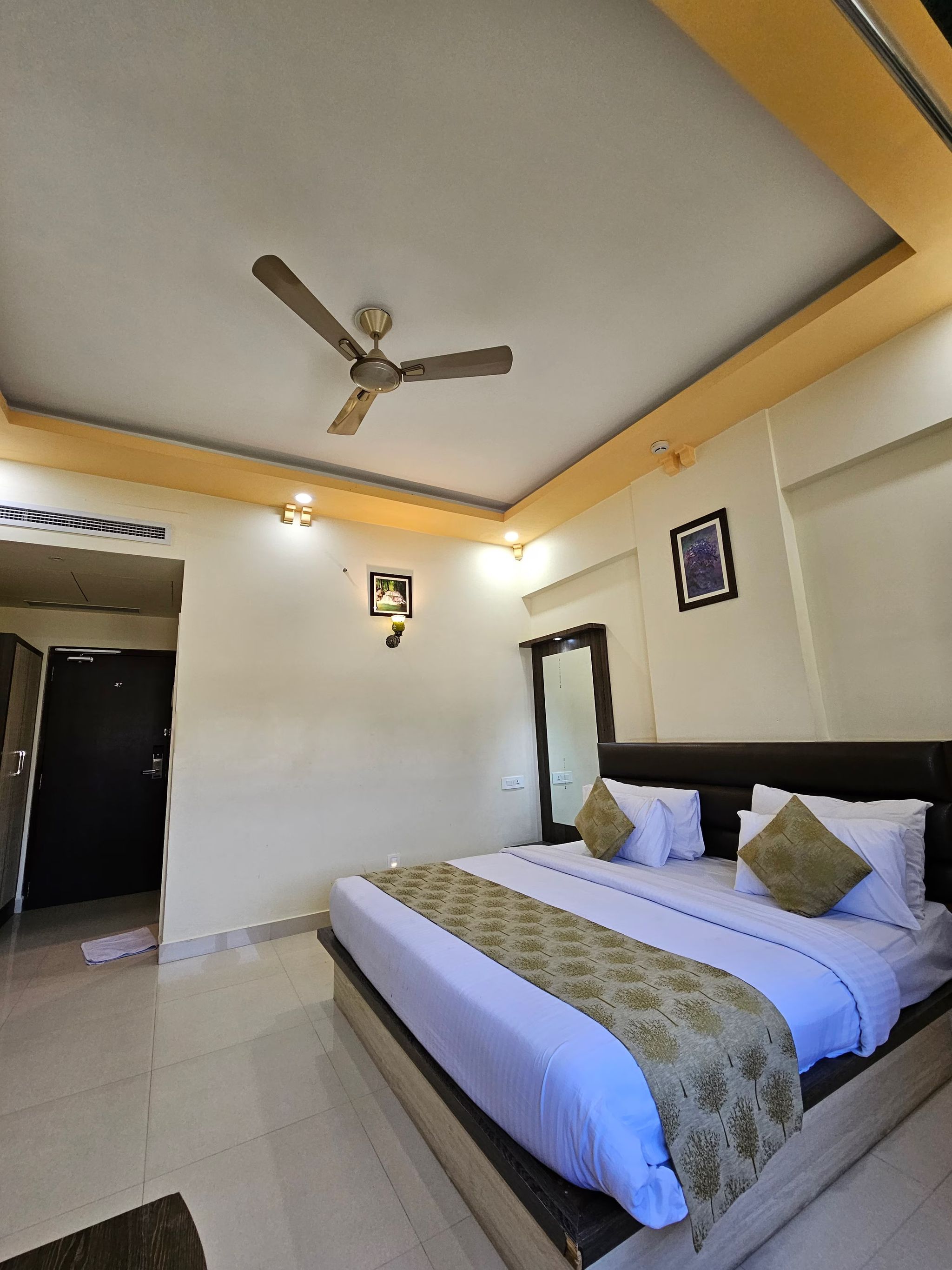 Hotel Riddhi Inn Deluxe Room 2