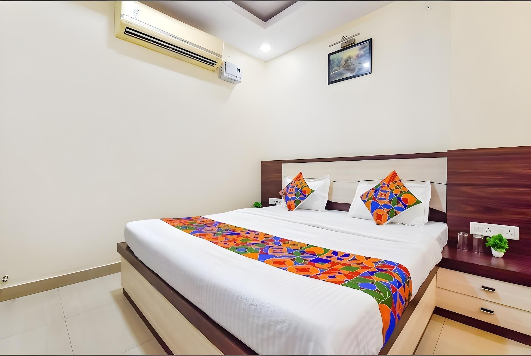 Hotel Gulab Vatika Deluxe Room 4