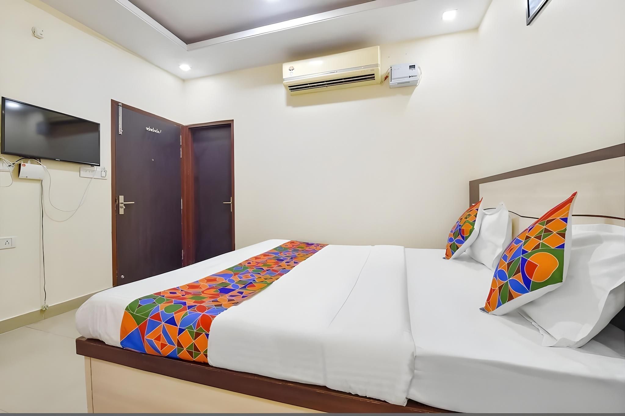 Hotel Gulab Vatika Deluxe Room 3