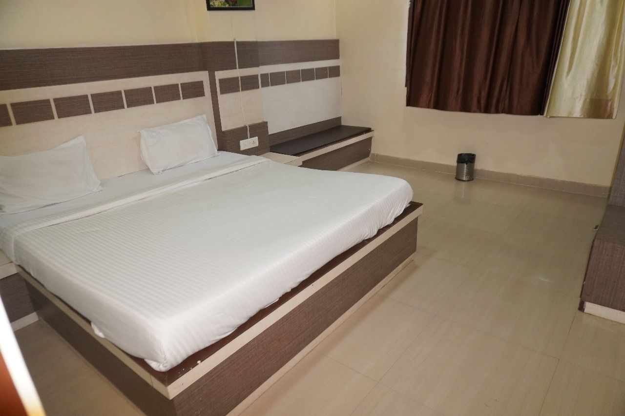 Hotel Gulab Vatika Deluxe Room 2