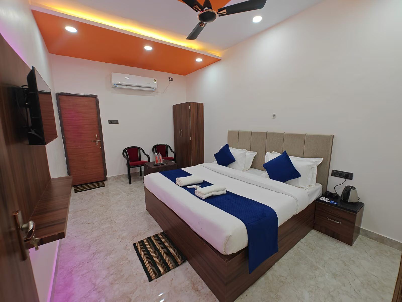 Hotel The R L Palace by Ramansh Deluxe Ac Room With Free Wi-fi 4