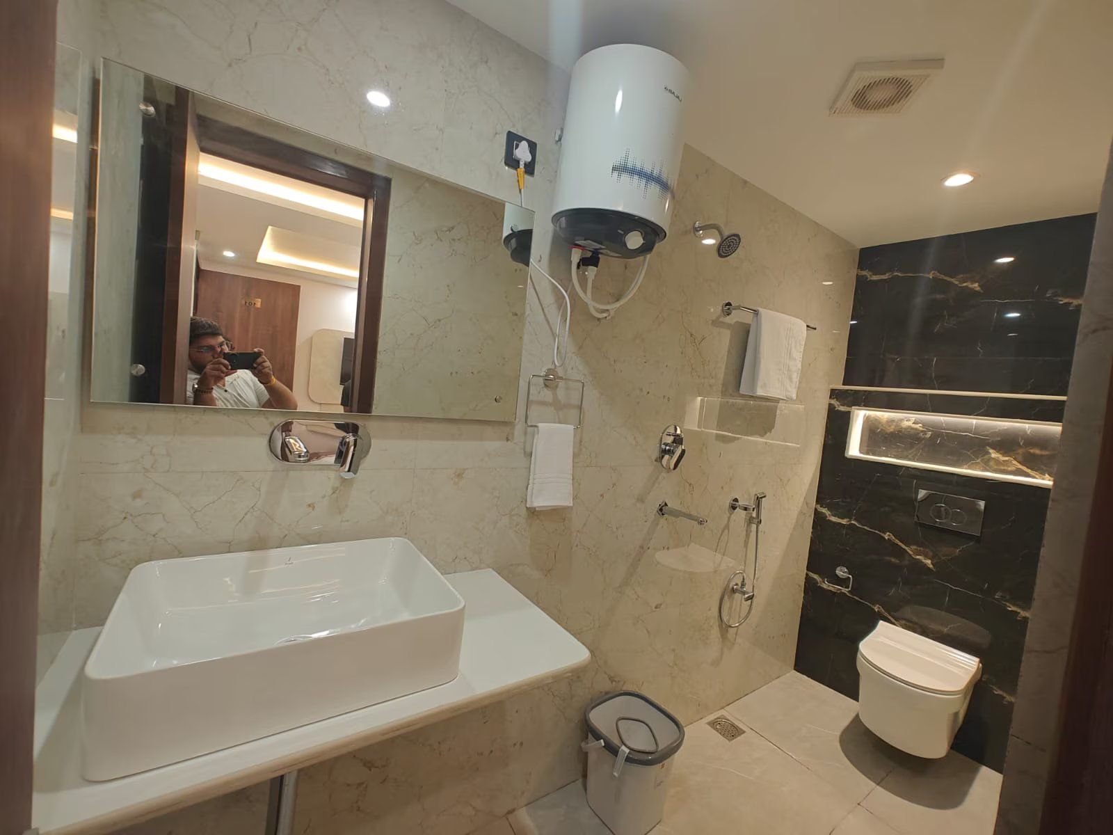 Hotel The R L Palace by Ramansh Deluxe Ac Room With Free Wi-fi 5