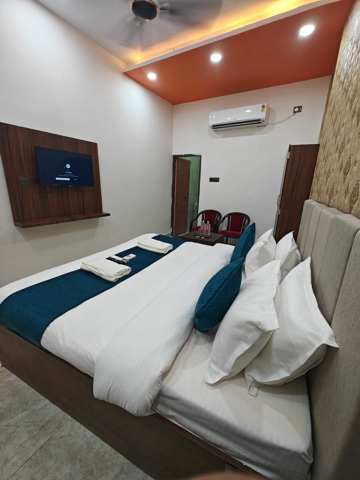 Hotel The R L Palace by Ramansh Deluxe Ac Room With Free Wi-fi 3