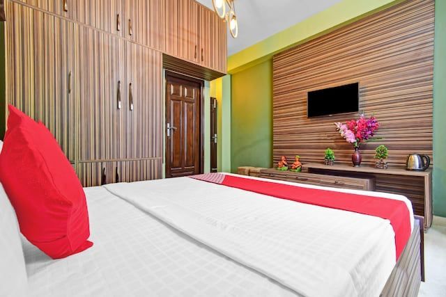 Deluxe Double Bed Room With Balcony Mountain View