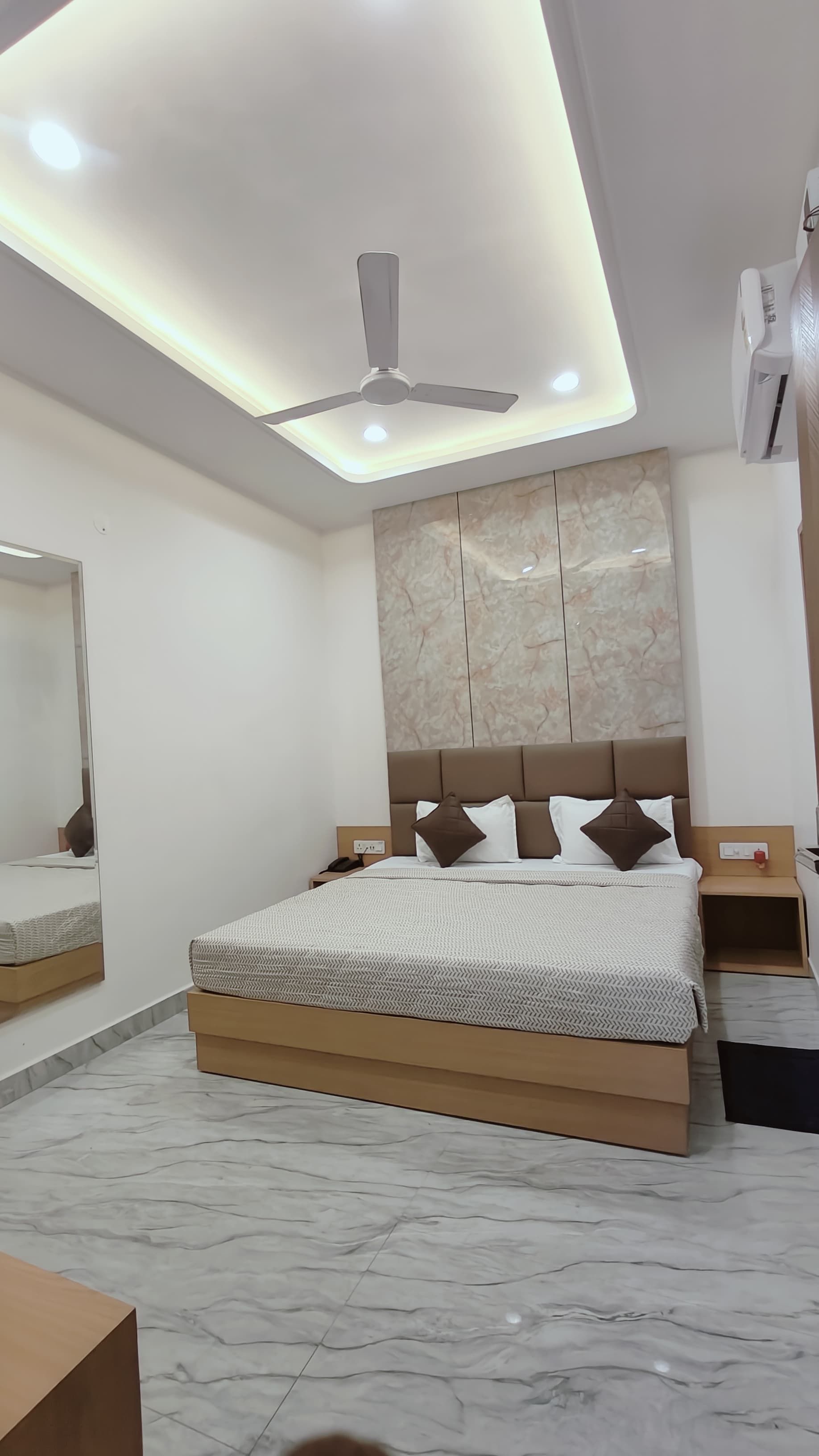 Hotel Pilgrim, Near Golden Temple Deluxe AC Room with Free Parking 6
