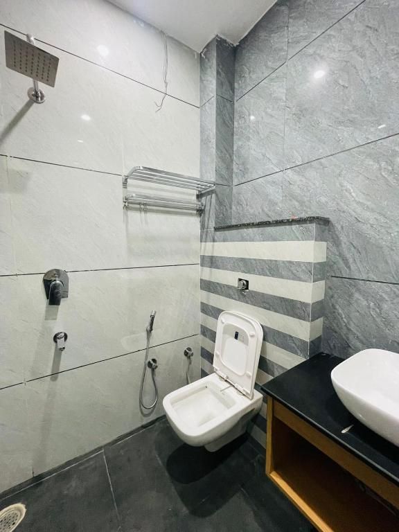 Hotel Pilgrim, Near Golden Temple Deluxe AC Room with Free Parking 7