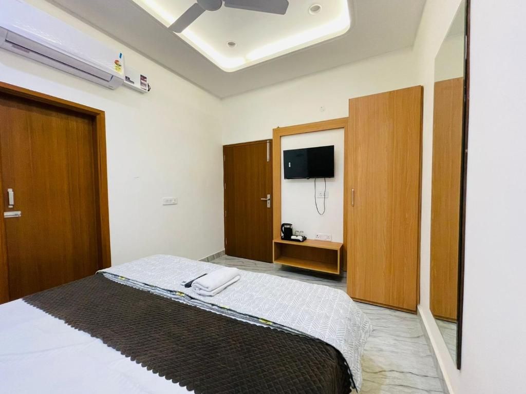 Hotel Pilgrim, Near Golden Temple Deluxe AC Room with Free Parking 5