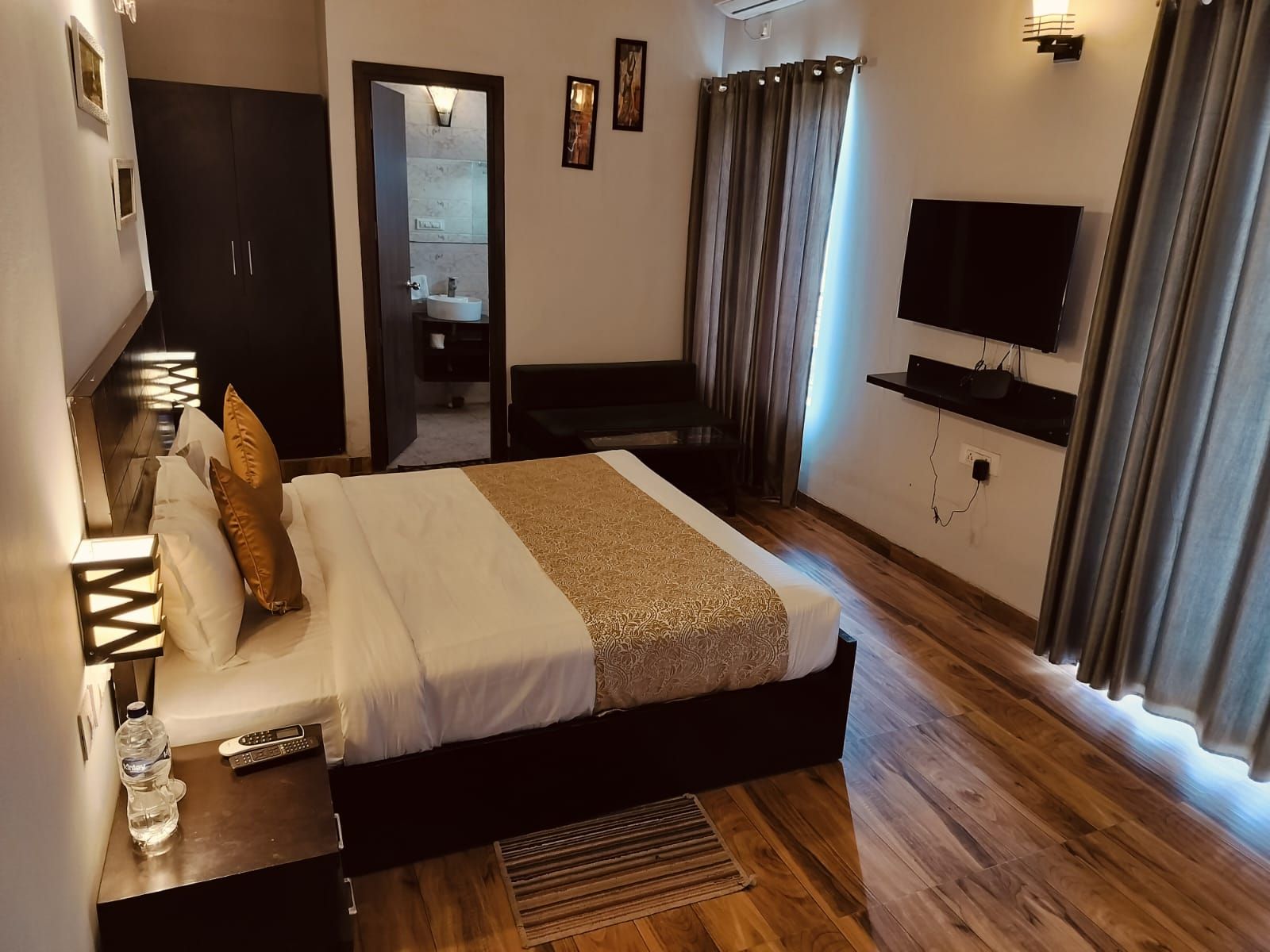 Super Deluxe Double Bed Room  AC