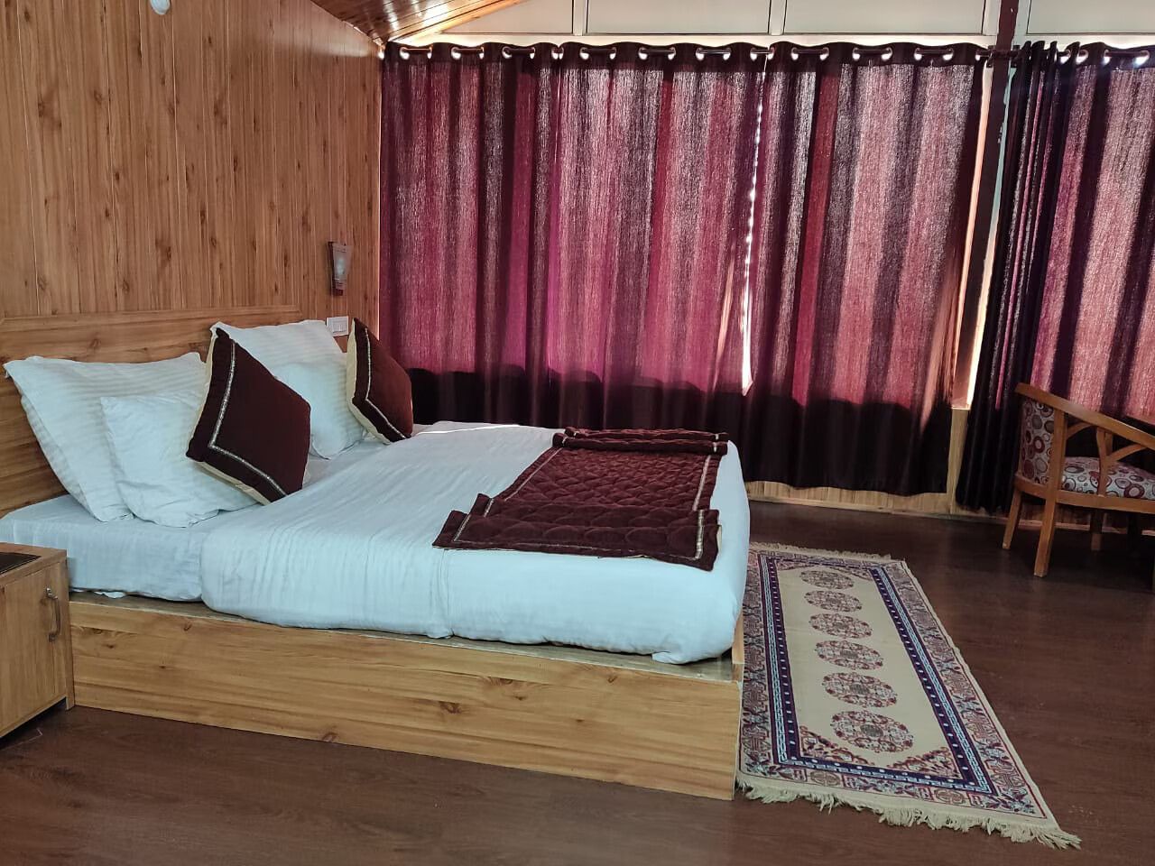 Luxury Valley View Room