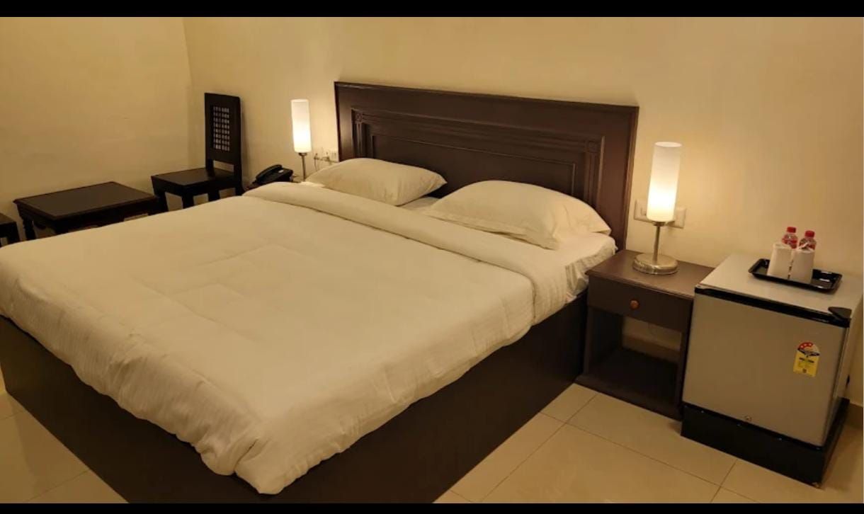 Hotel Central Park AC Deluxe Room 2