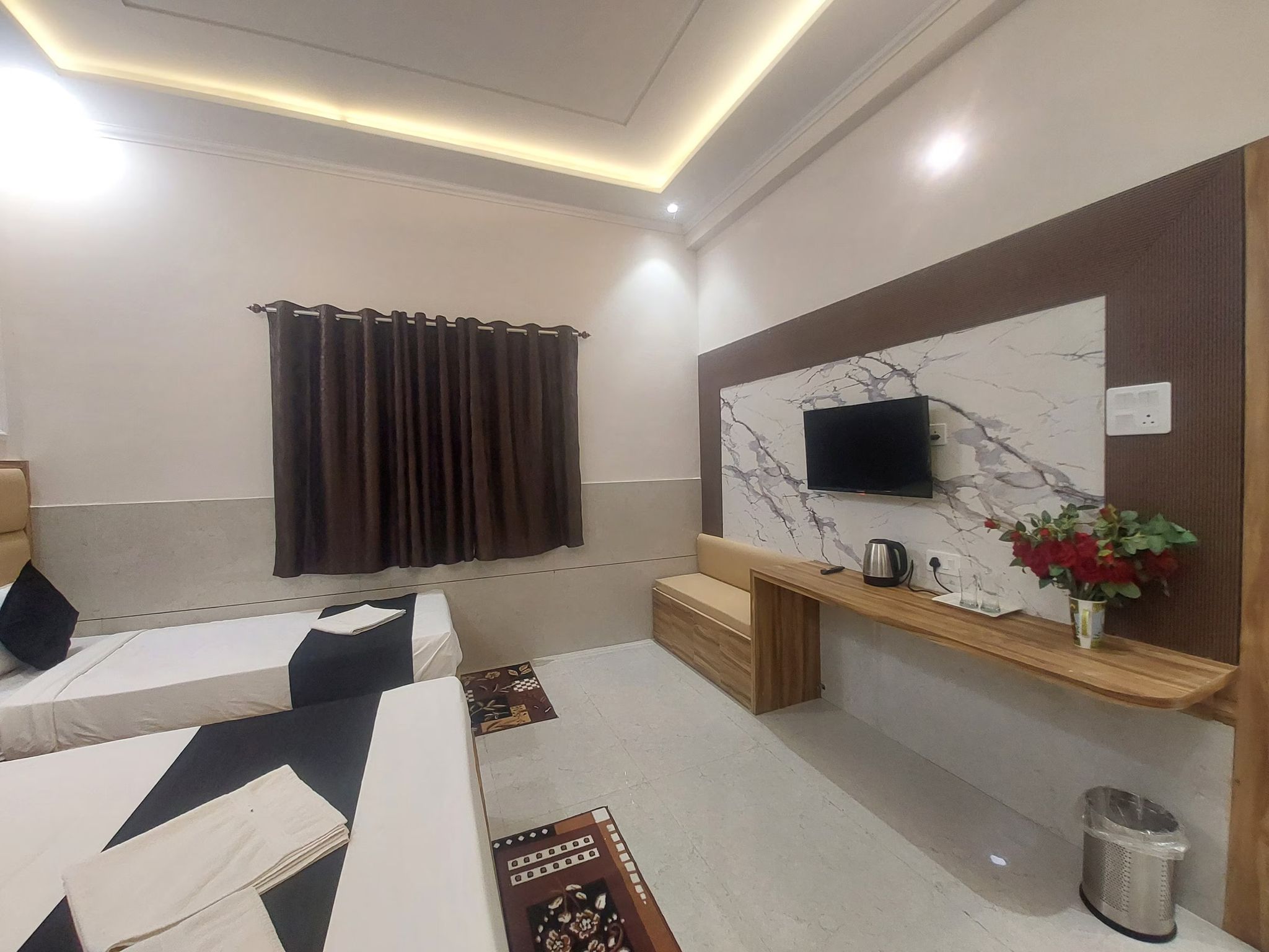 Hotel Taj Belleza Vista Deluxe Room with King Bed 8